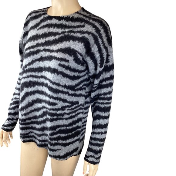 C By Bloomingdales Womens Cashmere Sweater Size‎ Small Grey Black Zebra Pattern - Picture 7 of 10